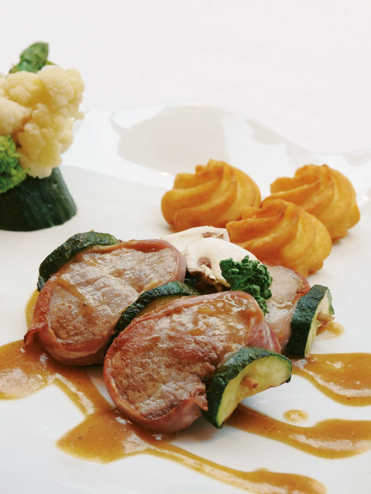 Fleisch aus heimischem Bestand, zu finden in der Speisekarte des Restaurants des Hotels zur Post unweit der österreichischen Grenze
