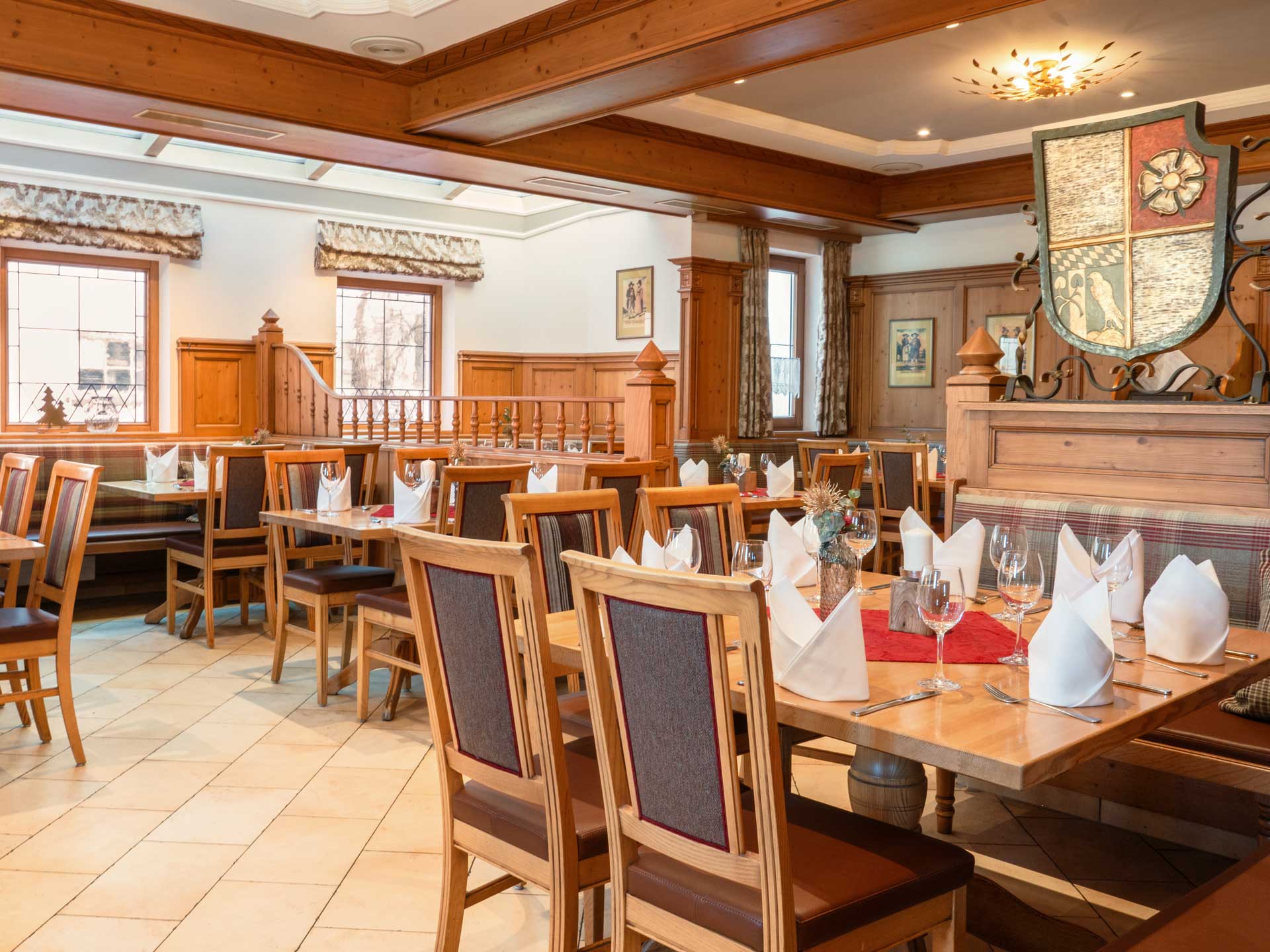 Das Restaurant des Hotels zur Post Rohrdorf, bekannt für hervorragende Küche, bayerische Schmankerl und feine saisonale Spezialitäten