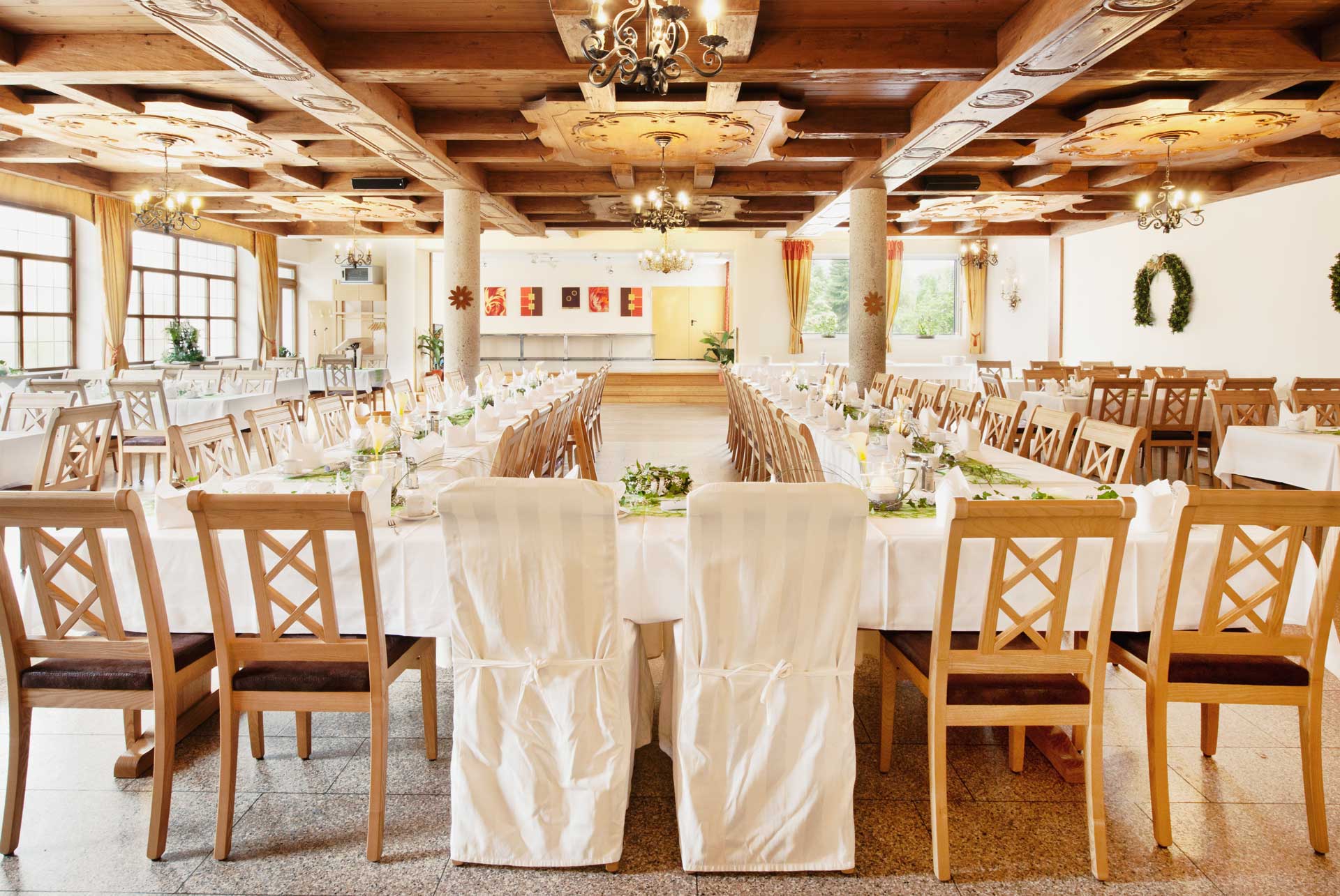 Feierlich gedeckte Tafal im großen Saal des Hotels zu Post, der für Tagungen, Hochzeiten und andere Feiern gebucht werden kann
