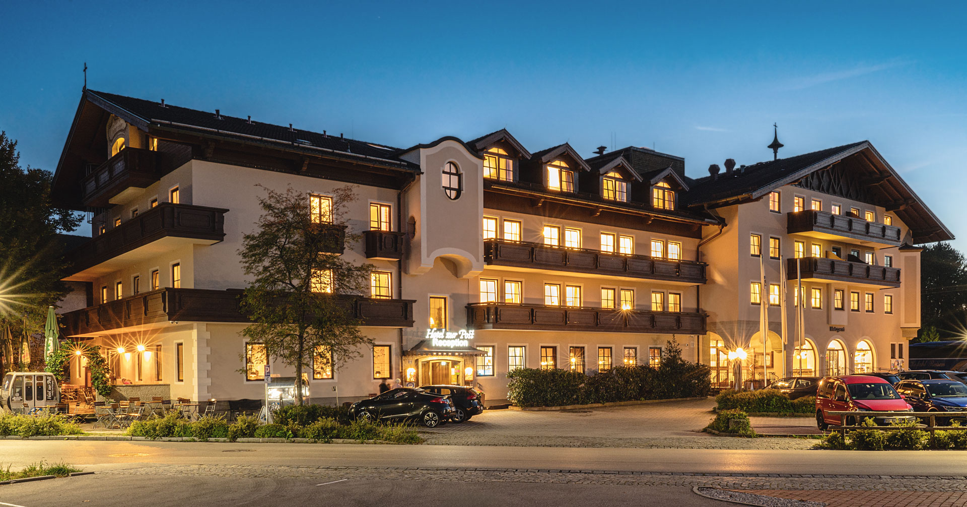 Außenansicht einer gemütlichen Übernachtung im Hotel zur Post, im ruhigen Ortskern von Rohrdorf im Chiemgau