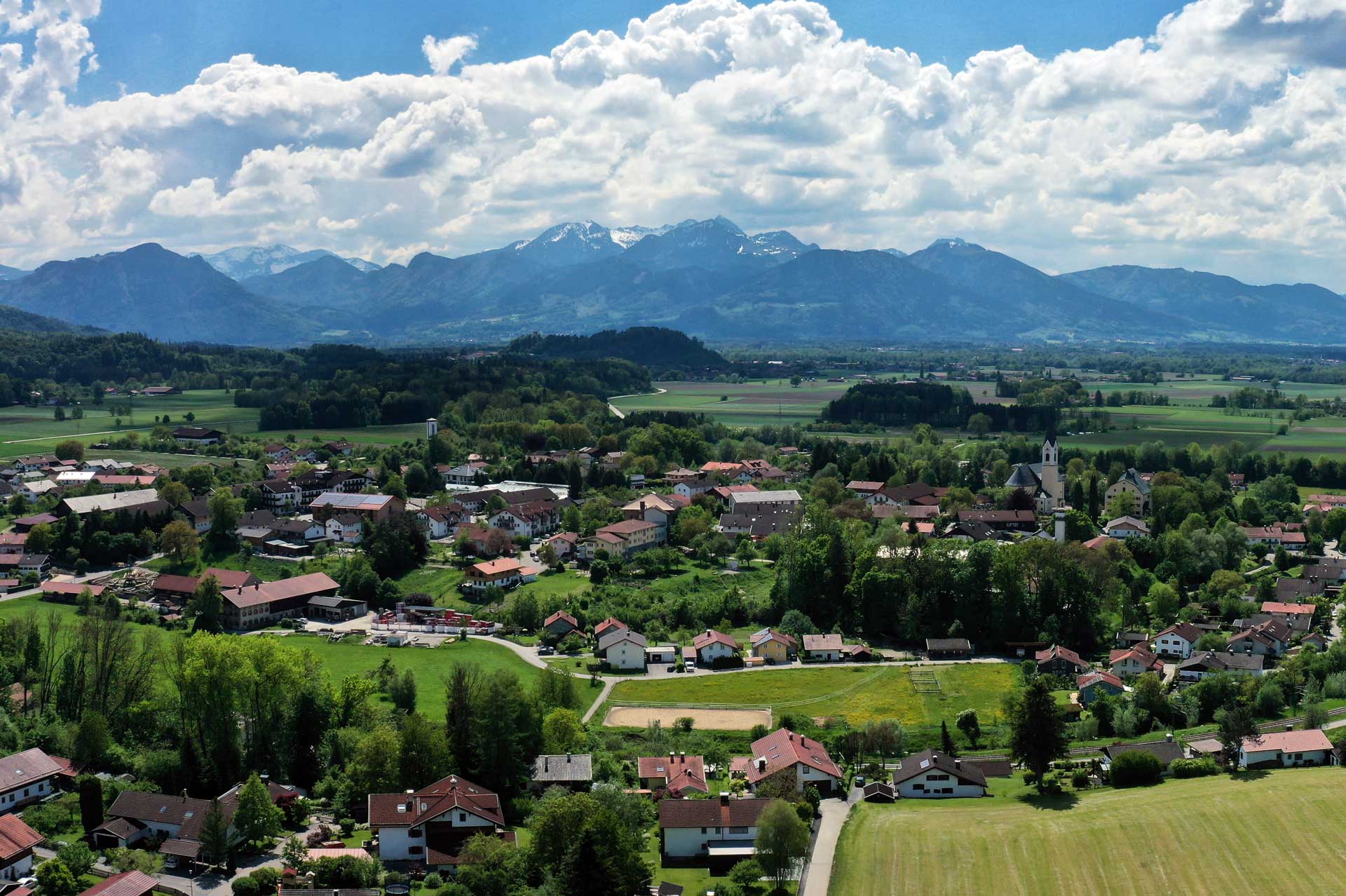 Luftbild von Rohrdorf bei Rosenheim mit Hotel zur Post - Ideal gelegen im ruhigen Ortskern mit schneller Anbindung an die Autobahn A8