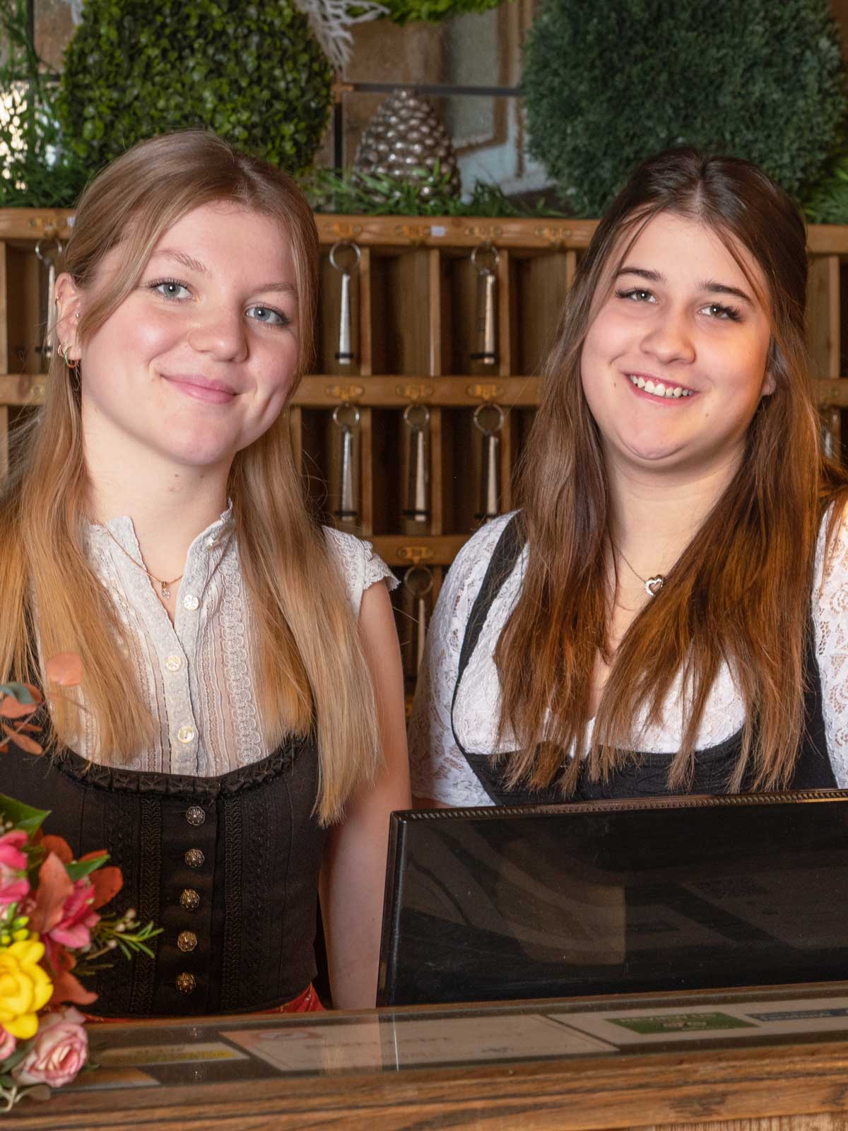 Gastfreundliche Mitarbeiter an der Rezeption des Hotels zur Post im Chiemgau