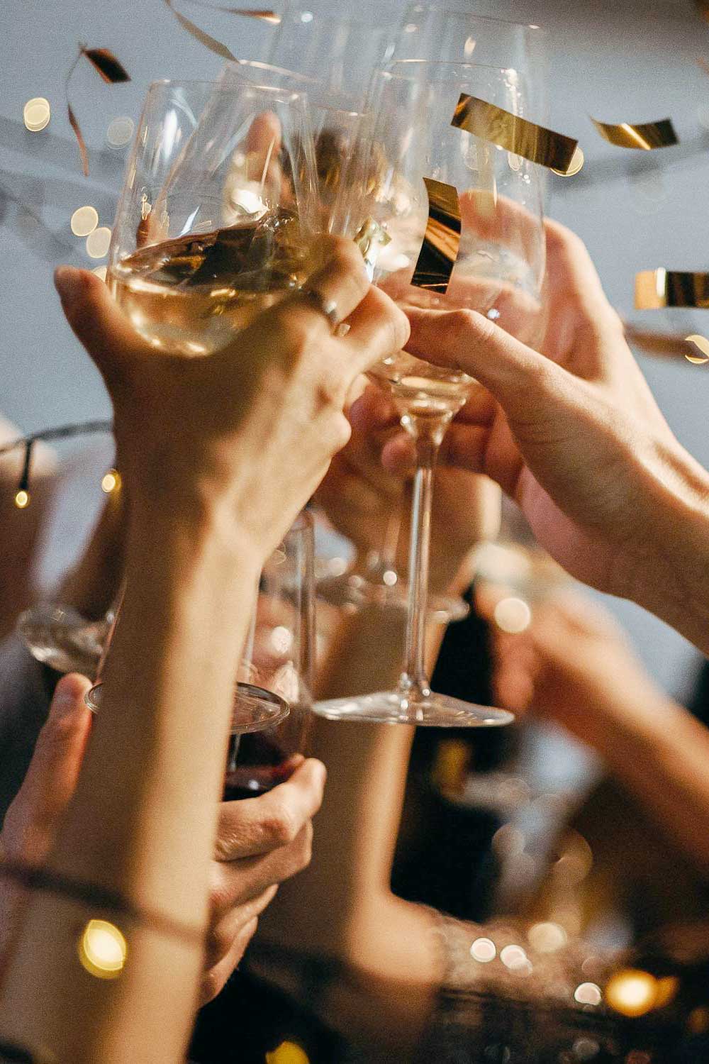 Gläser werden feiernd gehoben. Ähnlich zu sehen bei den Feiern, Festen und Events, die im Hotel zur Post Rohrdorf abgehalten werden können