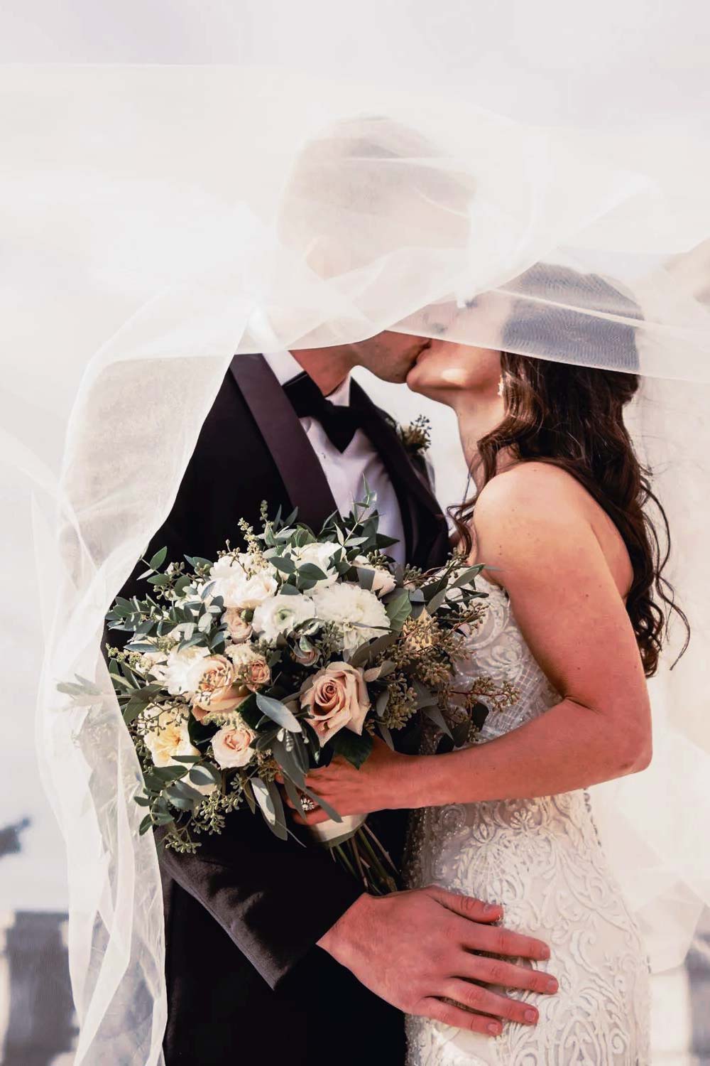 Ein Hochzeitspaar küsst sich, ihre Hochzeit können sie im Hotel zur Post feiern, dass ideal für Hochzeiten, Hochzeitsmenüs und Übernachtungen geeignet ist