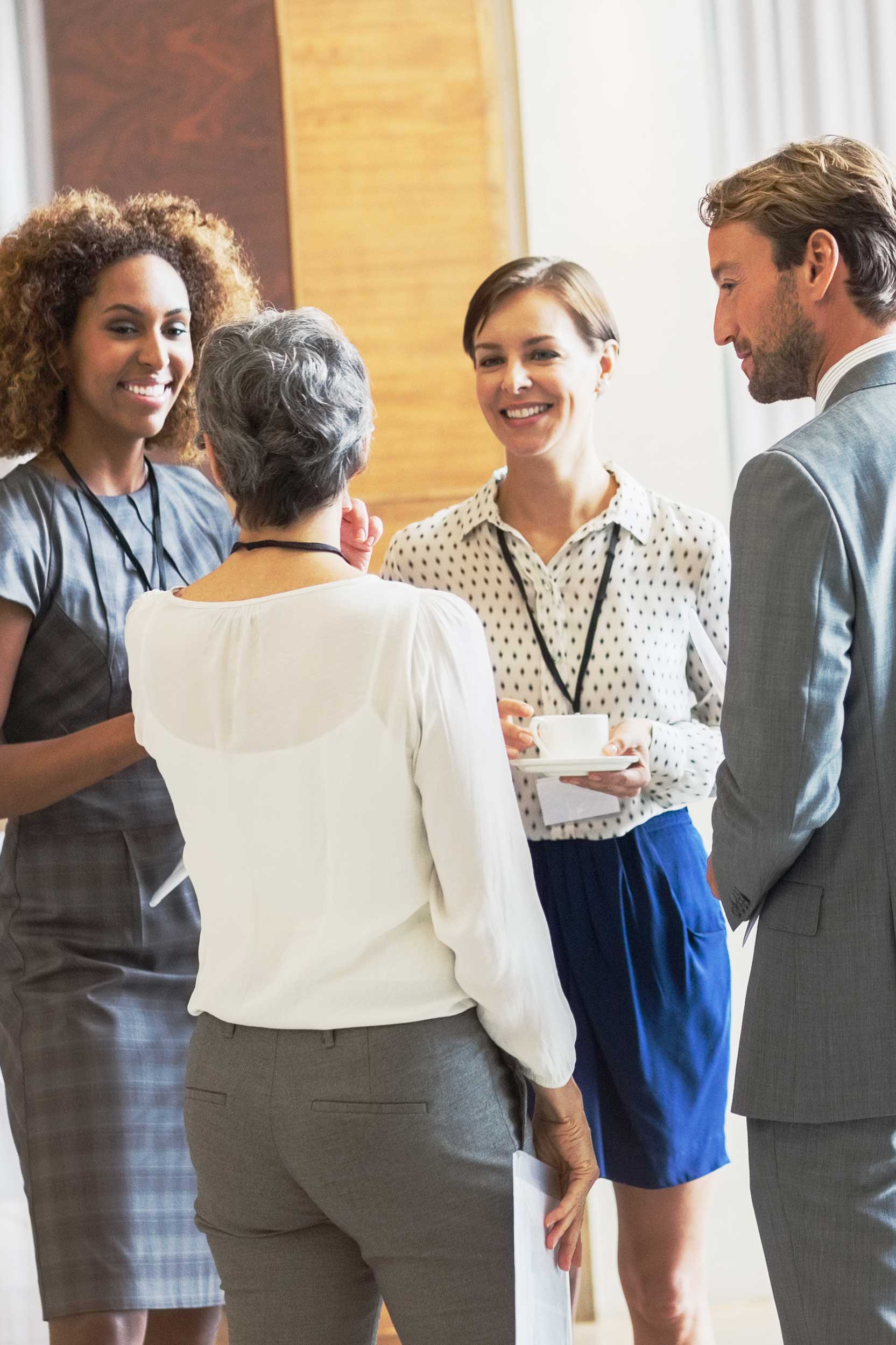 Tagungsgäste, wie sie im Hotel zur Post anzutreffen sind, welches ideal für Tagungen, Seminare, Firmenevents, aber auch Hochzeiten und Feierlichkeiten geeignet ist