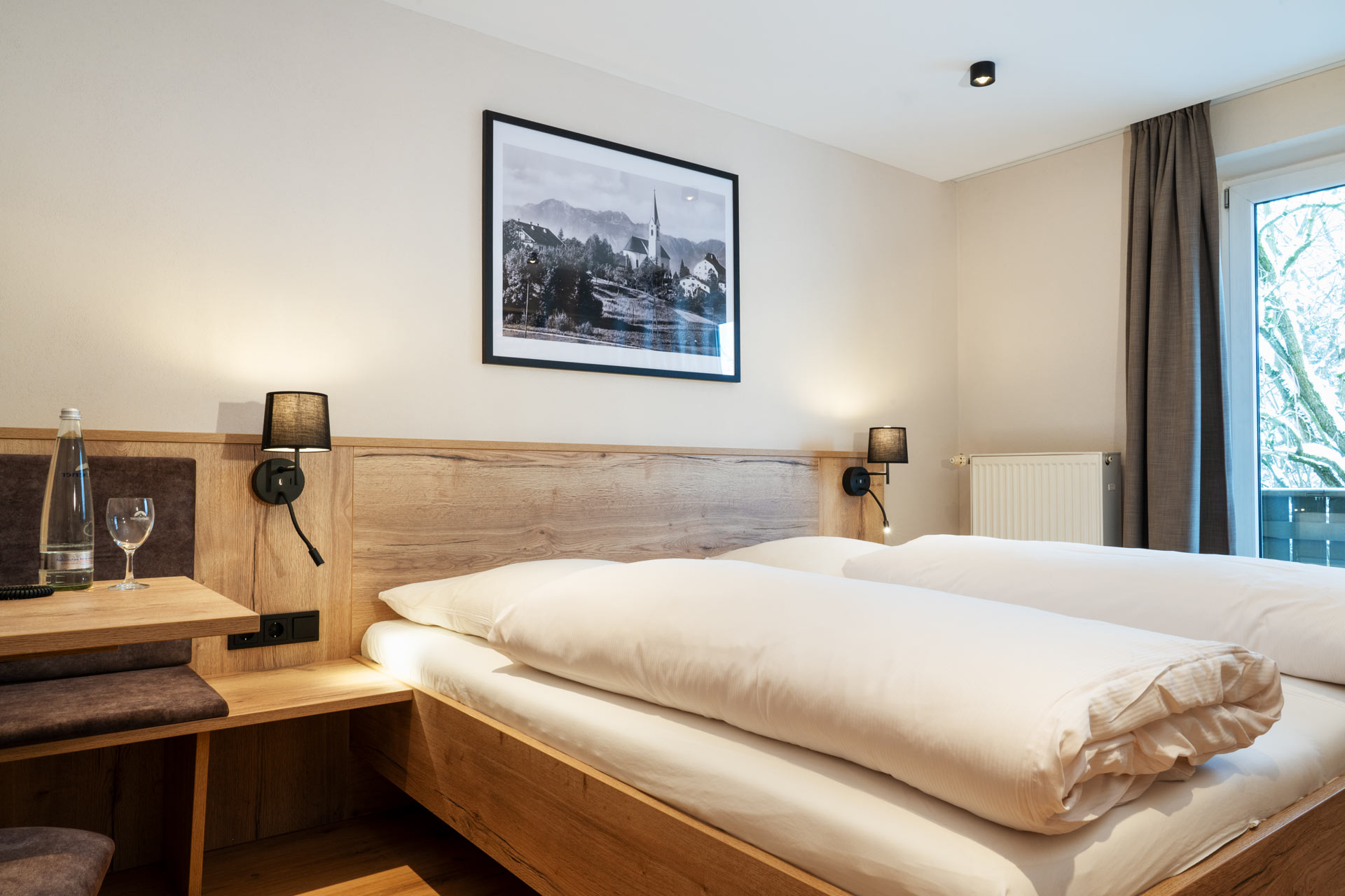 Abbildung eines modernen Doppelzimmers in der Postlodge des Hotels zur Post Rohrdorf