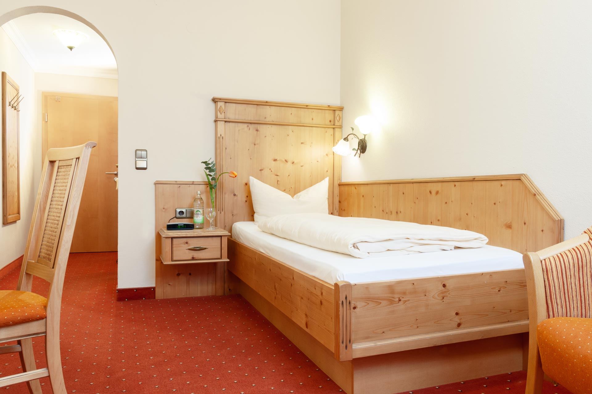 Abbildung eines gemütlichen Einzelzimmers im Haupthaus des Hotels zur Post Rohrdorf