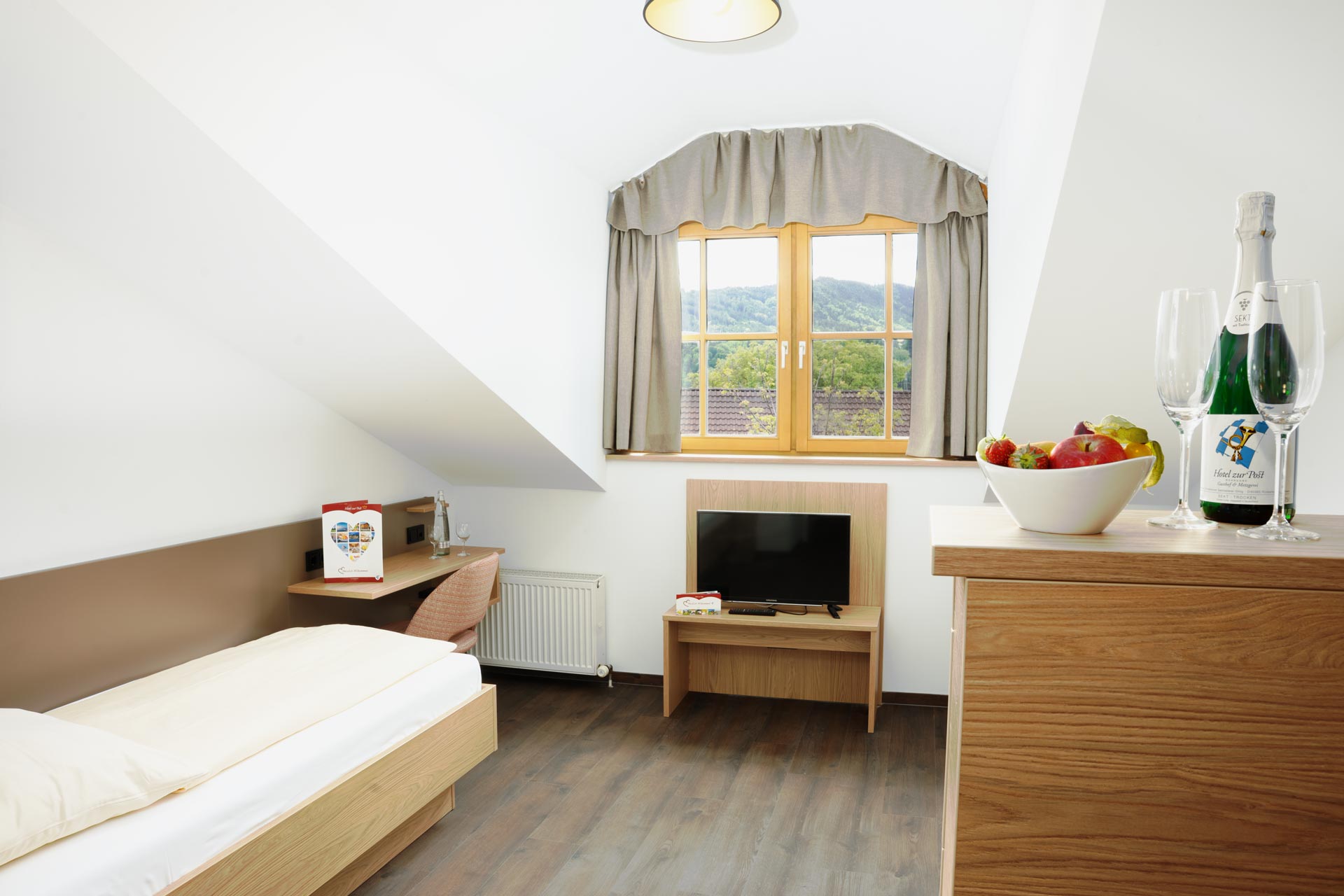 Abbildung eines modernen Einzelzimmers im Haupthaus des Hotels zur Post Rohrdorf