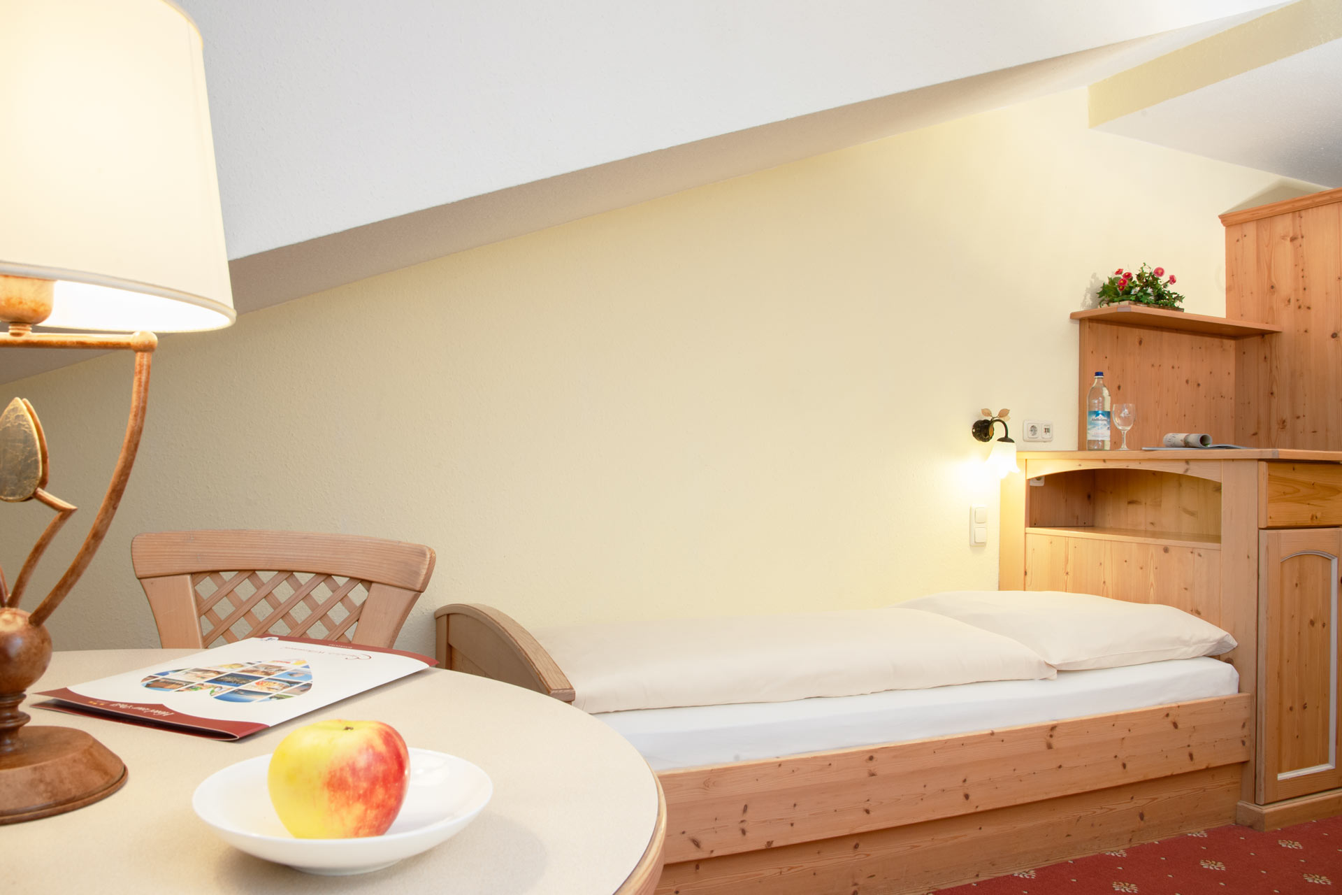 Abbildung eines gemütlichen Einzelzimmers im Haupthaus des Hotels zur Post Rohrdorf