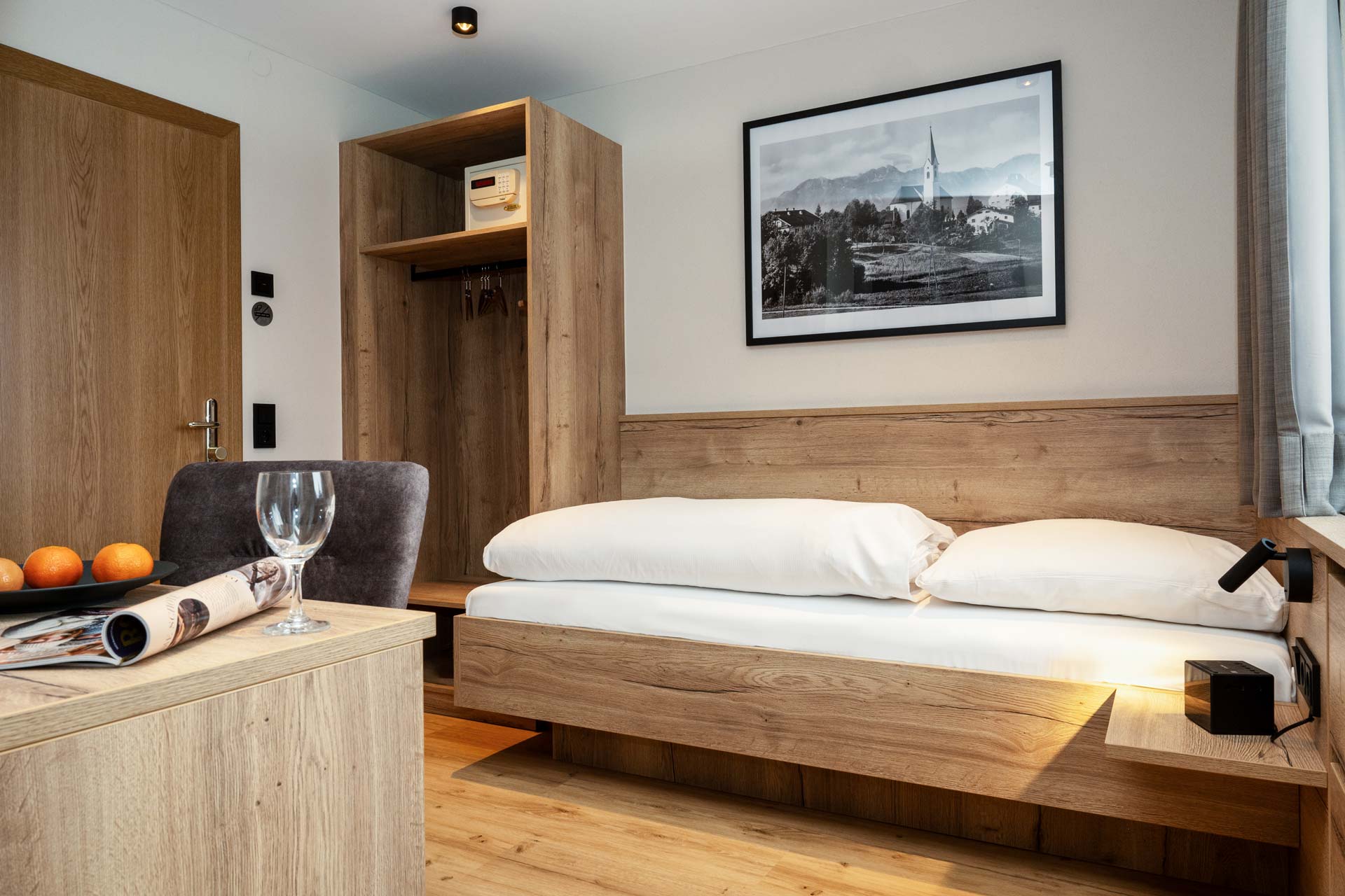Abbildung eines modernen Einzelzimmers in der Postlodge des Hotels zur Post Rohrdorf