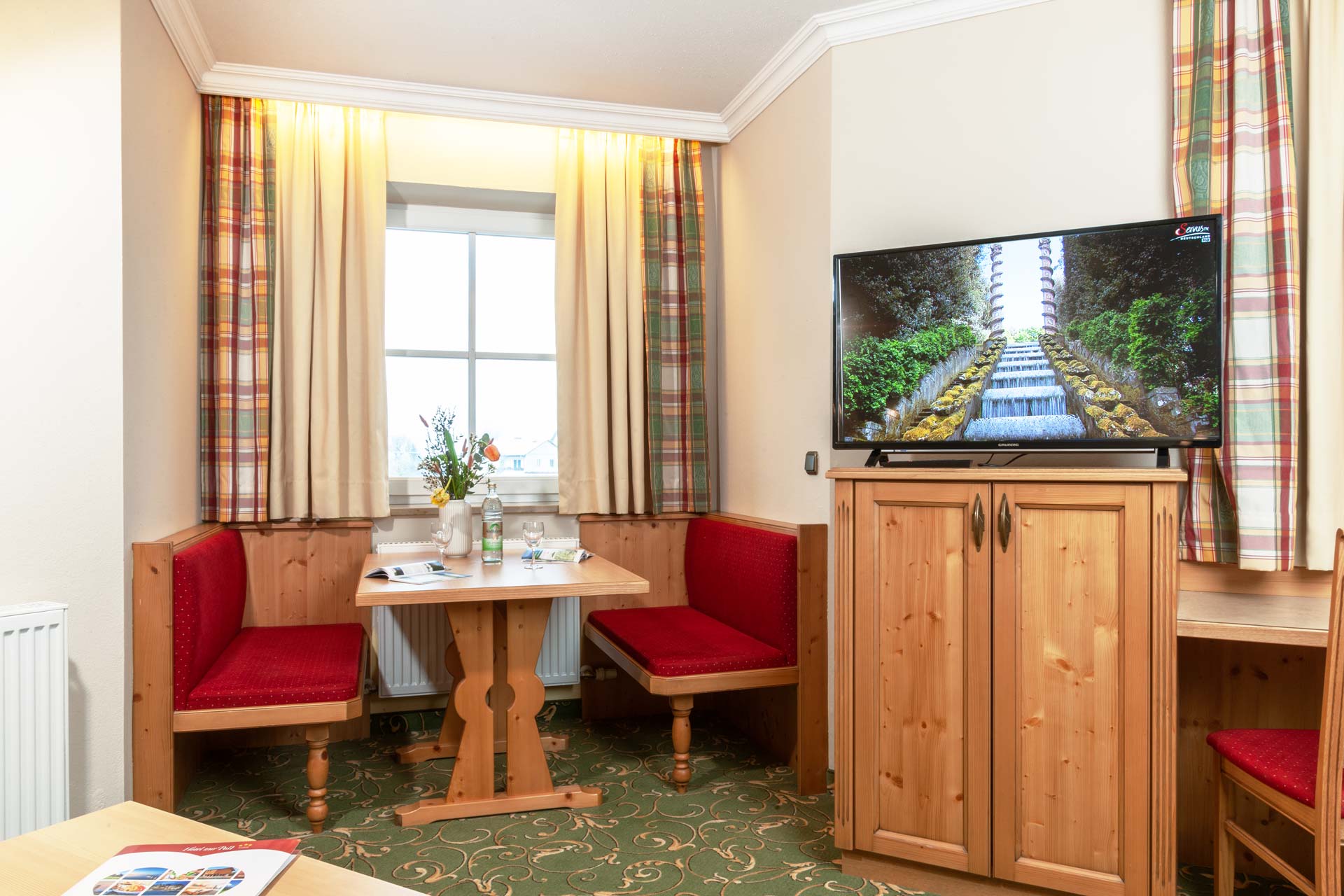 Abbildung eines geräumigen Familienzimmers im Haupthaus des Hotels zur Post Rohrdorf