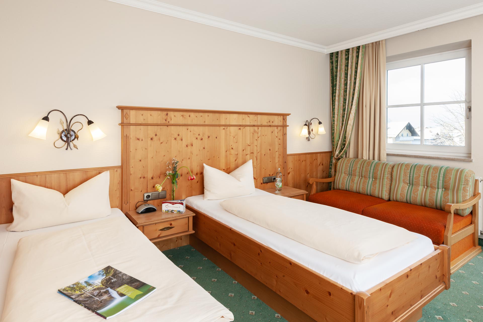 Abbildung eines geräumigen Familienzimmers im Haupthaus des Hotels zur Post Rohrdorf